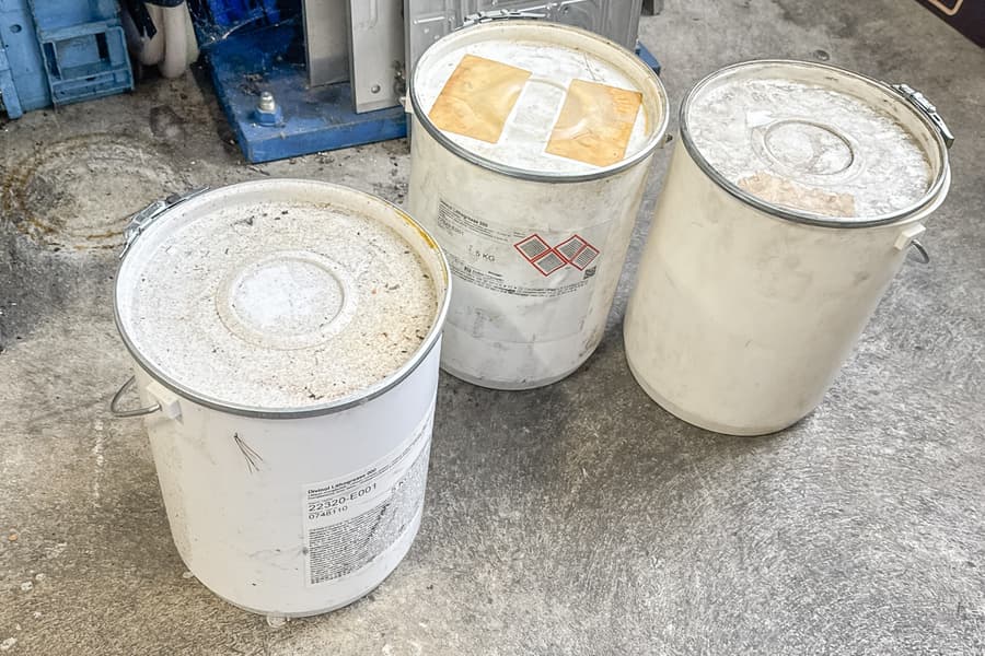 3 Eimer mit Lithium-Komplexfett