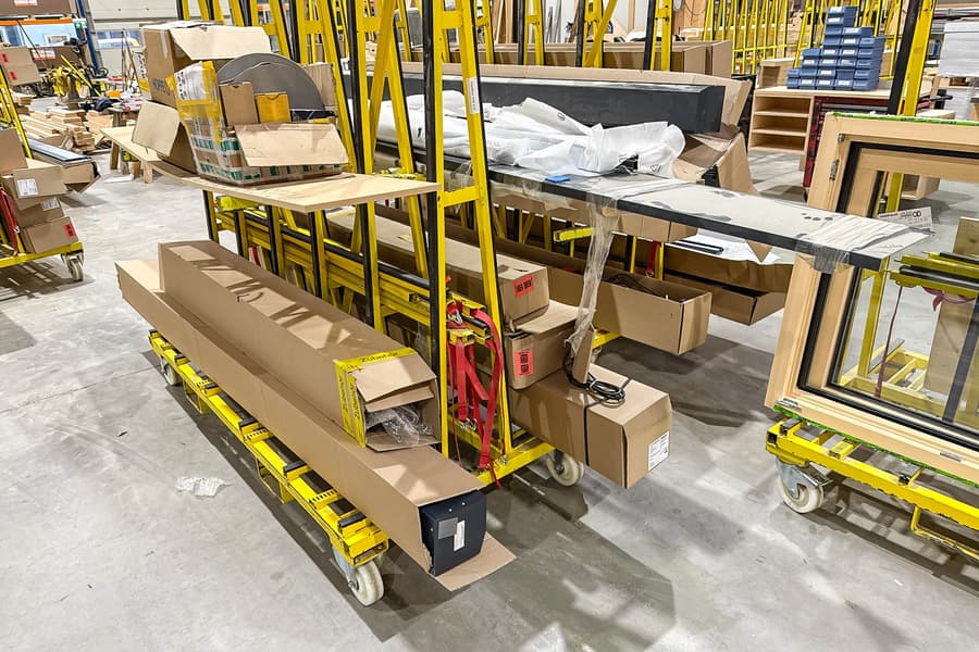 Transportwageninhalt: Fensterbaubedarf