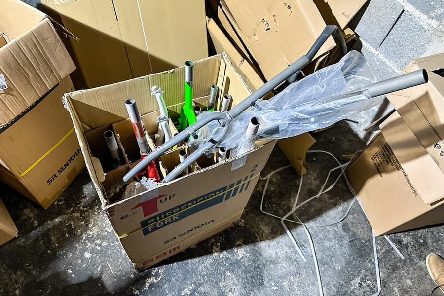 Karton mit Fahrradgabeln