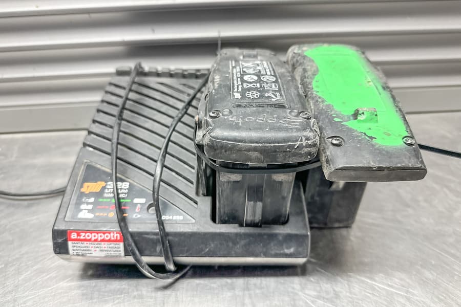 Ladegerät Spit 328 und 2 Akkus