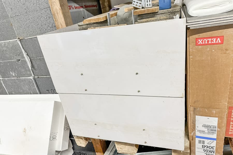 Kiste mit Baustoffen