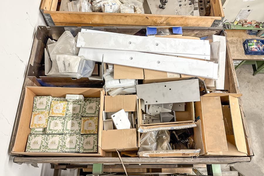 Palette mit Ersatz-Teilen