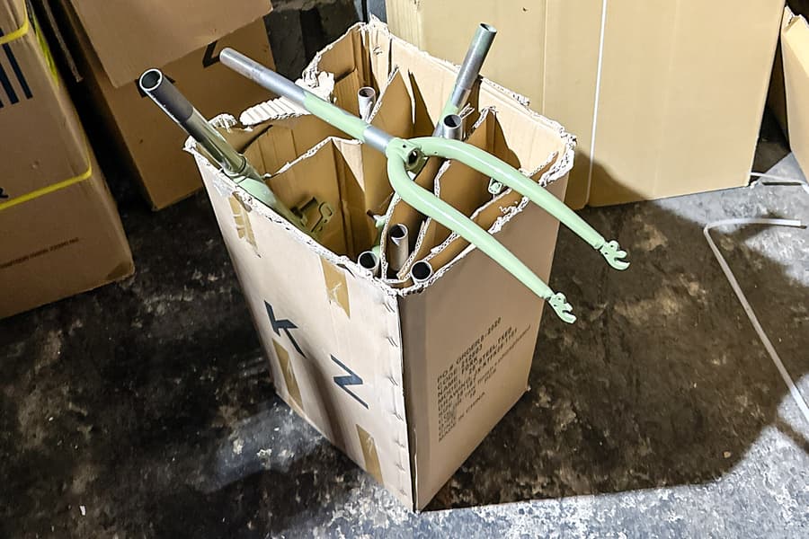 Karton mit Fahrradgabeln