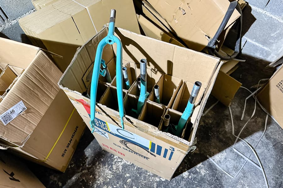 Karton mit Fahrradgabeln