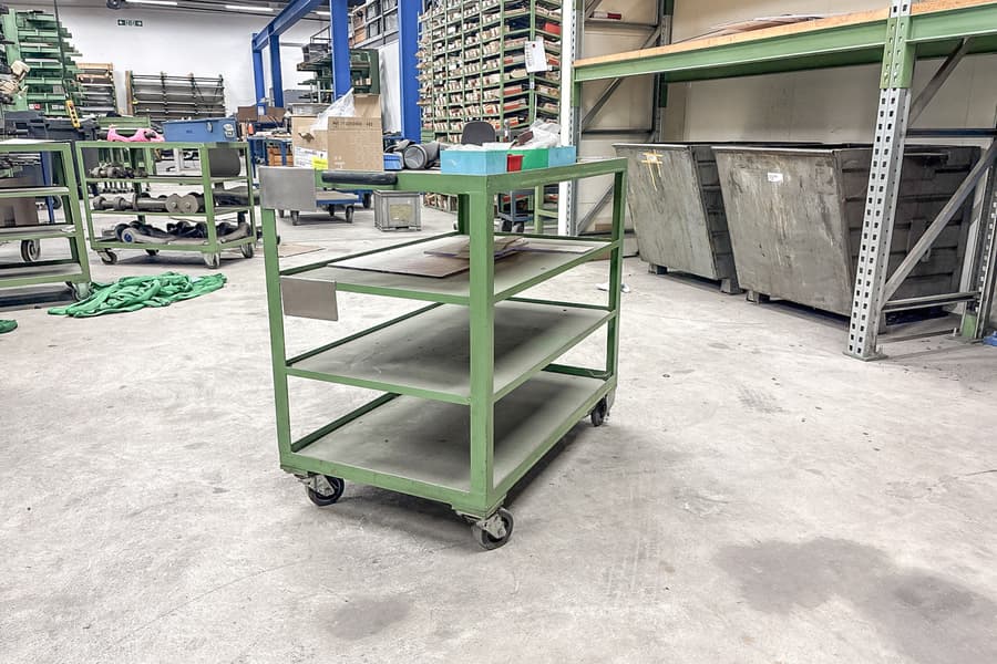 Rollwagen mit Inhalt