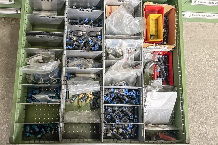 Schubladeninhalt: Steckverbindungen Festo