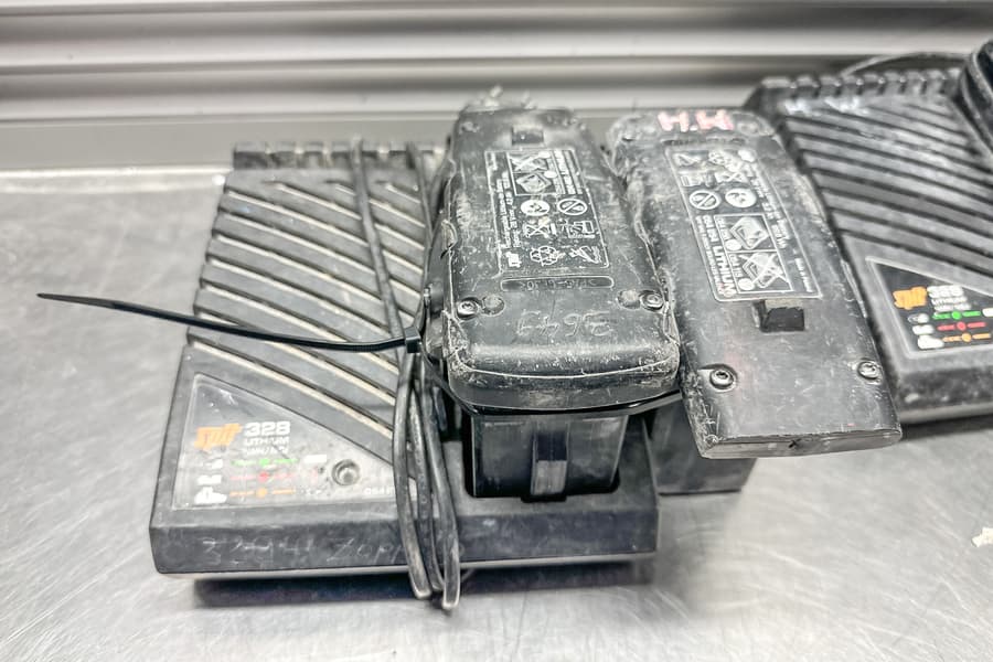 Ladegerät Spit 328 und 2 Akkus