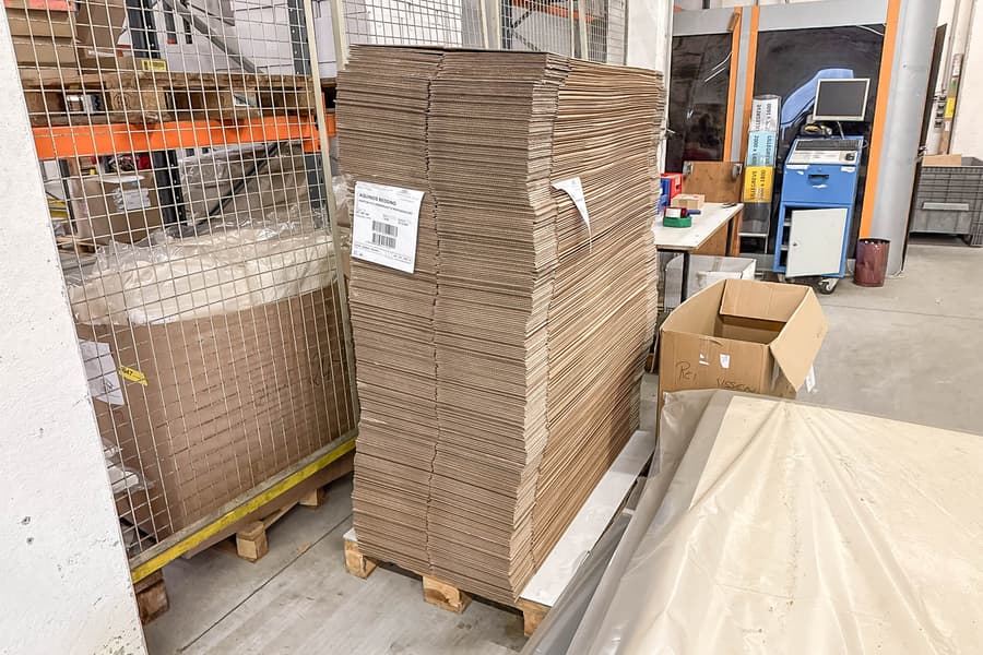 Palette mit Kartonagen