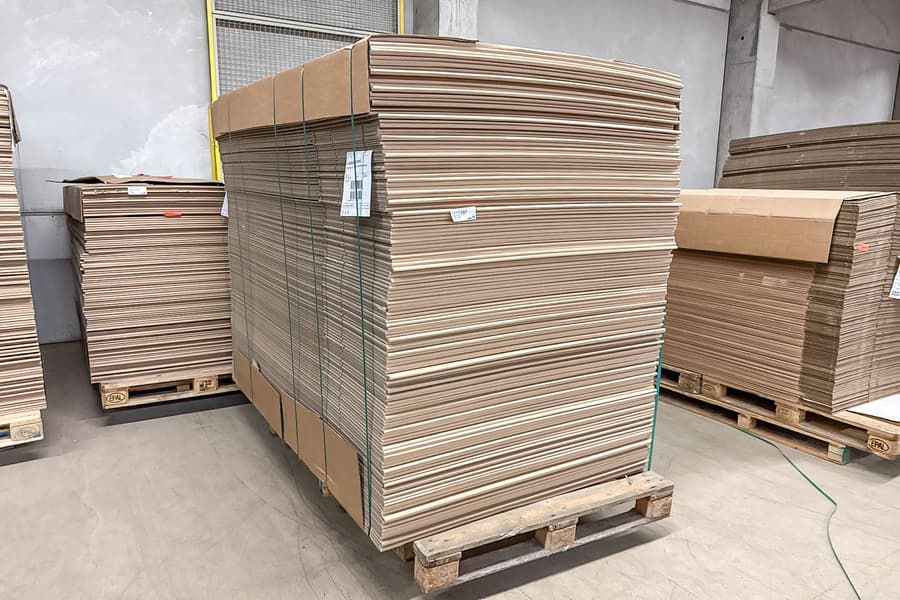 Palette mit Kartonagen