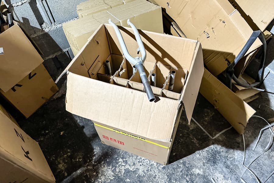 Karton mit Fahrradgabeln