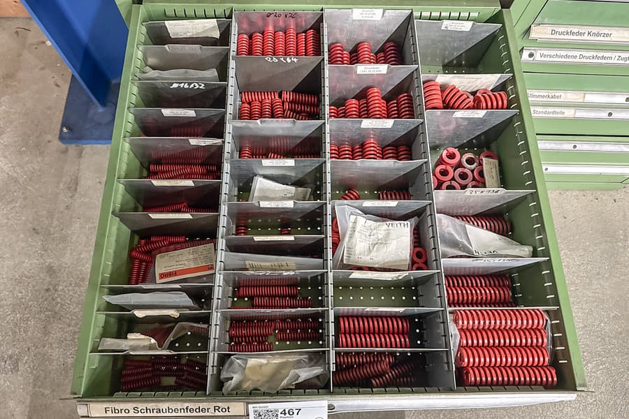 Inhalt von 2 Schubladen: Schraubenfedern Fibro