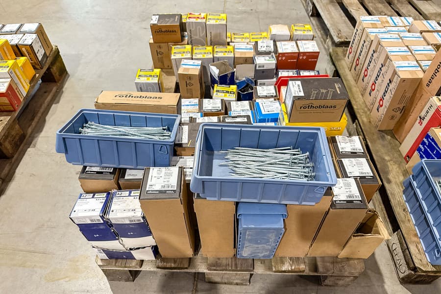 Palette mit Befestigungsmaterial