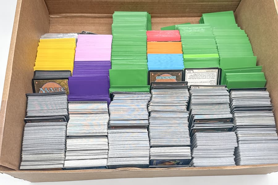 Karton mit Spielkarten Magic - The Gathering