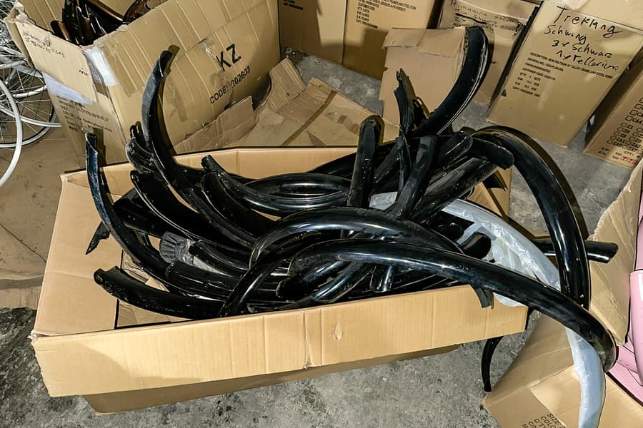 Karton mit Schutzblechen