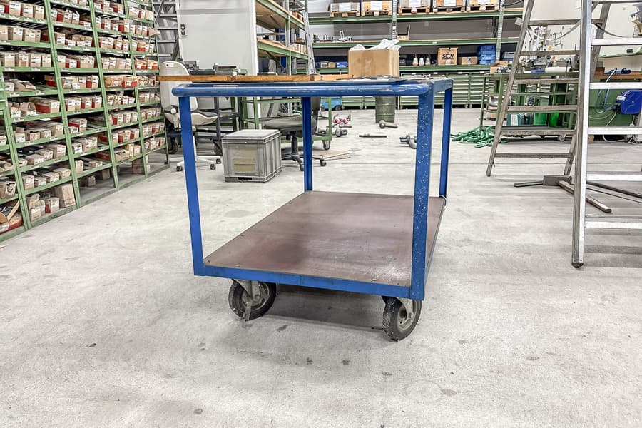 Rollwagen mit Inhalt: Messwerkzeuge