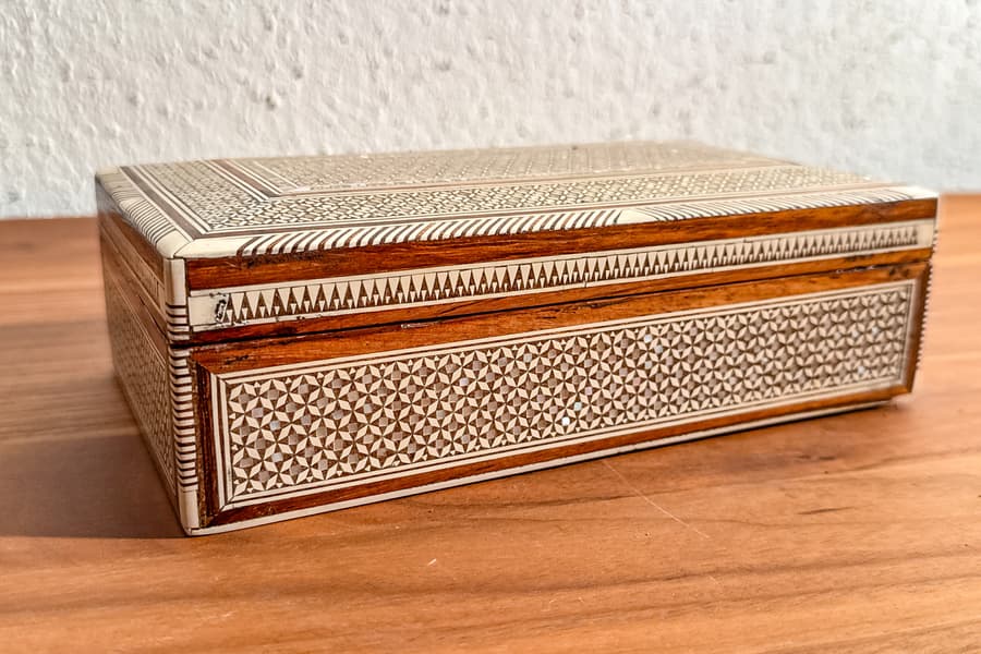 Holzkasette mit Intarsien und Perlmutteinlagen