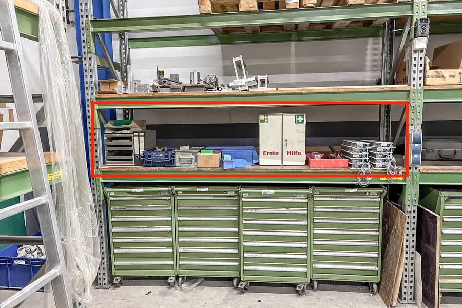 Regalebene mit diversem Inhalt