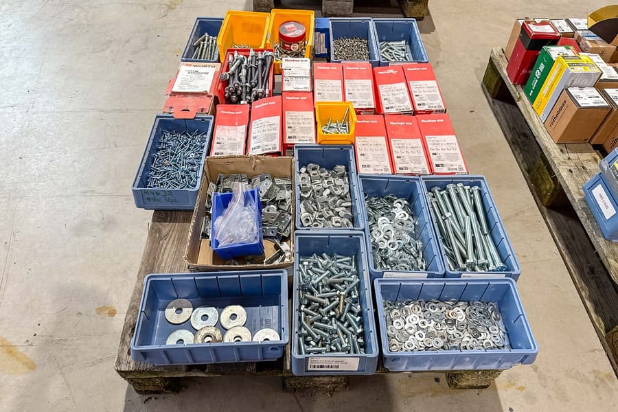 Palette mit Befestigungsmaterial