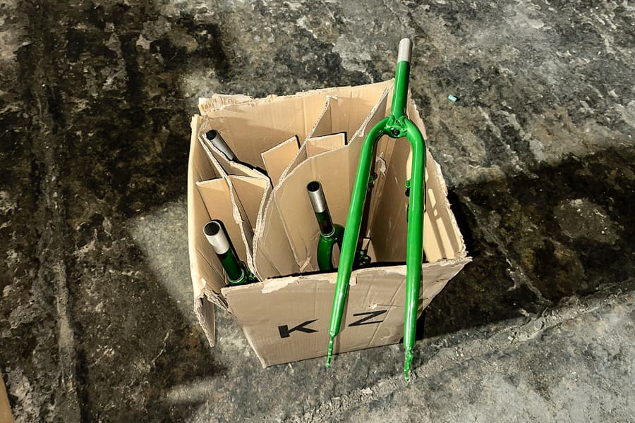 Karton mit Fahrradgabeln