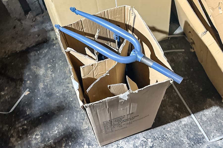 Karton mit Fahrradgabeln