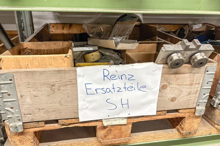 Palette mit Ersatz-Teilen