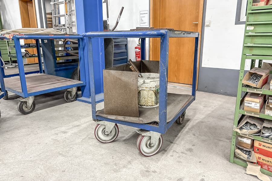 Rollwagen mit Inhalt: Verbrauchsmaterialien