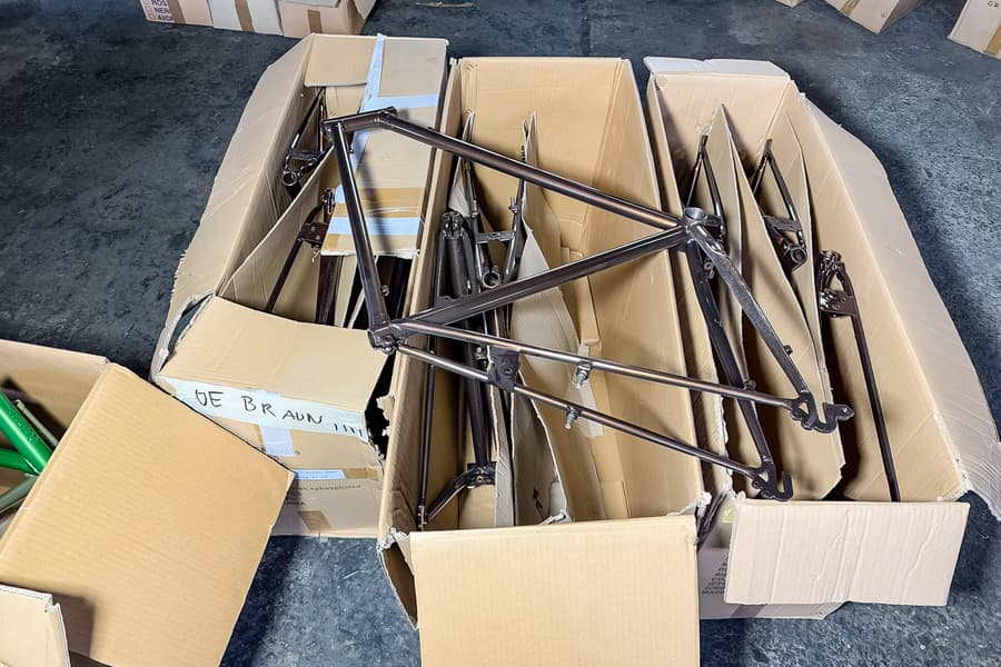 3 Kartons mit Fahrradrahmen