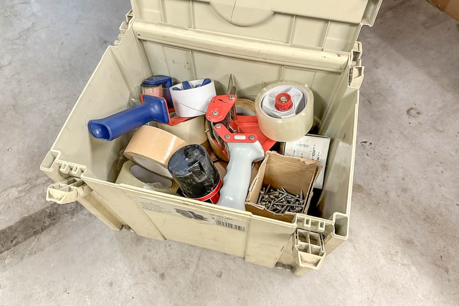 Kiste mit Montagematerial