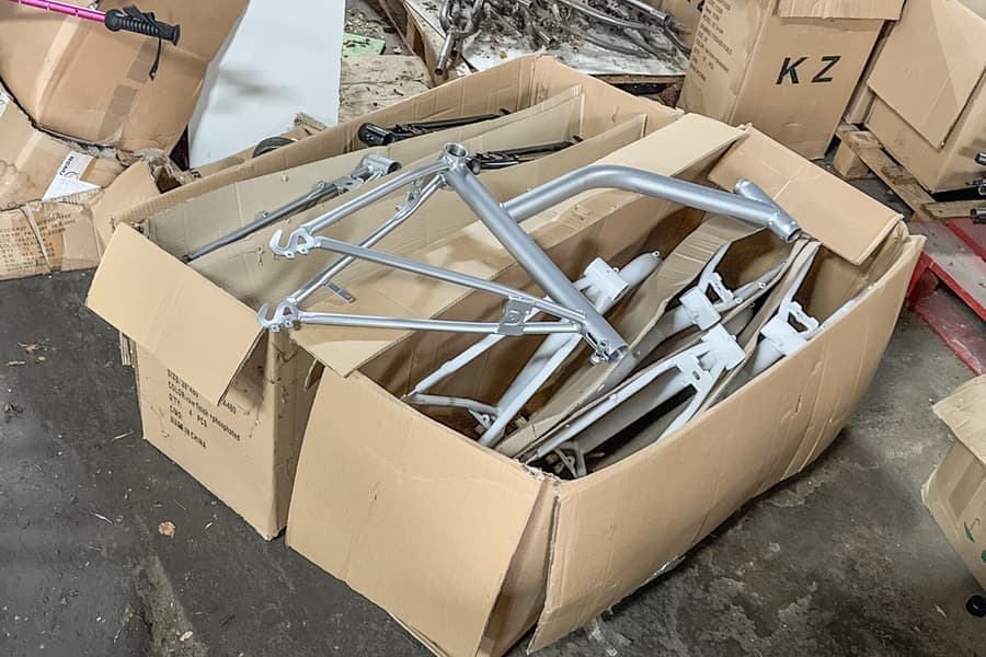 2 Kartons mit 8 Fahrradrahmen