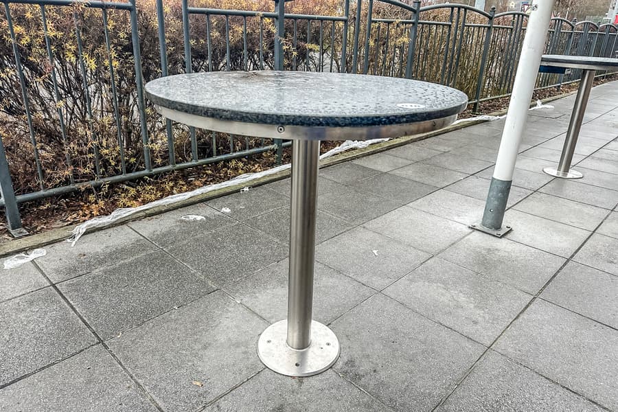 Bistrotisch mit Steinplatte, bodenverschraubt