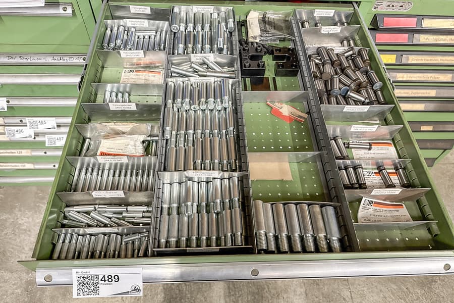 Schubladeninhalt: Führungsbolzen