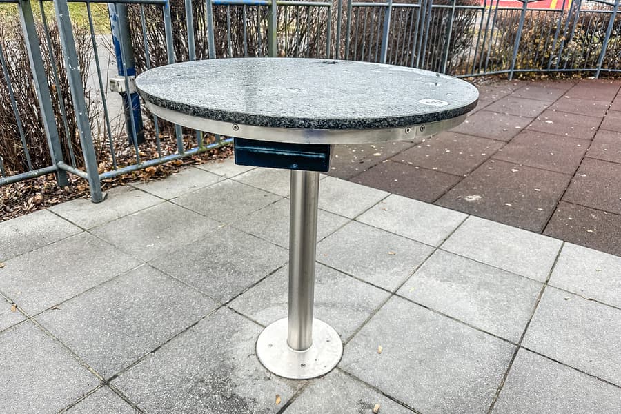 Bistrotisch mit Steinplatte, bodenverschraubt