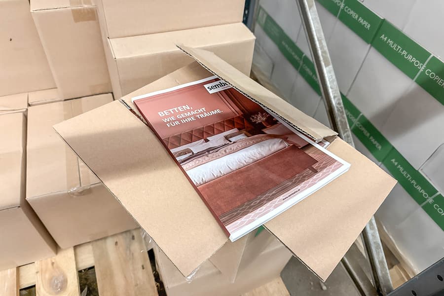 Palette mit Prospekten