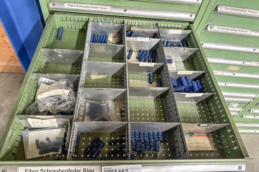 Inhalt von 2 Schubladen: Schraubenfedern Fibro