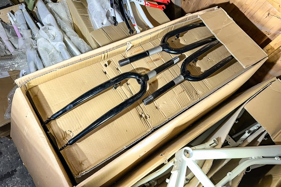 Karton mit 3 Fahrradrahmen und -gabeln