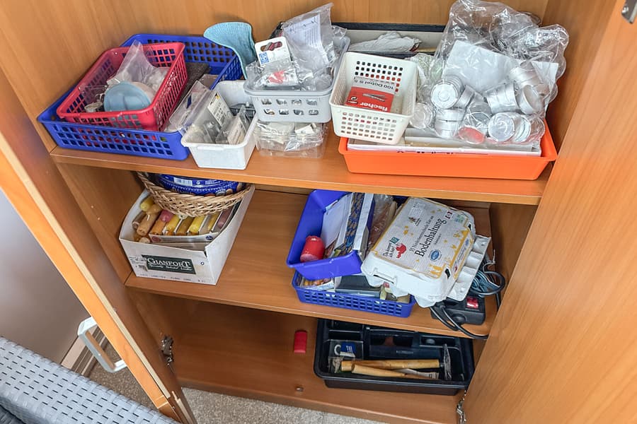 Schrankinhalt: Diverses