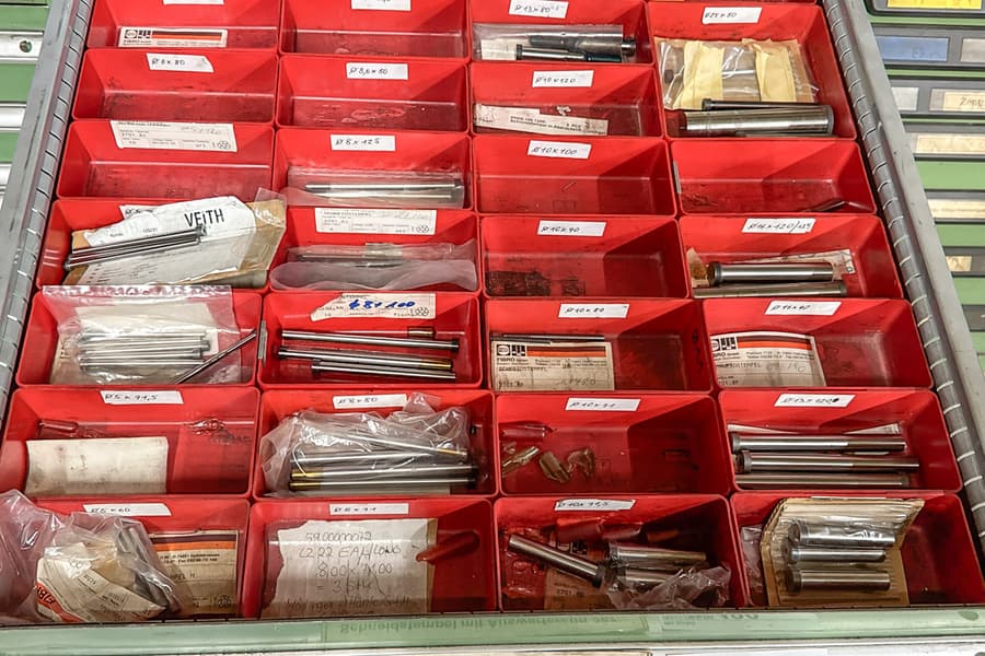 Inhalt von 3 Schubladen: Schneidstempel