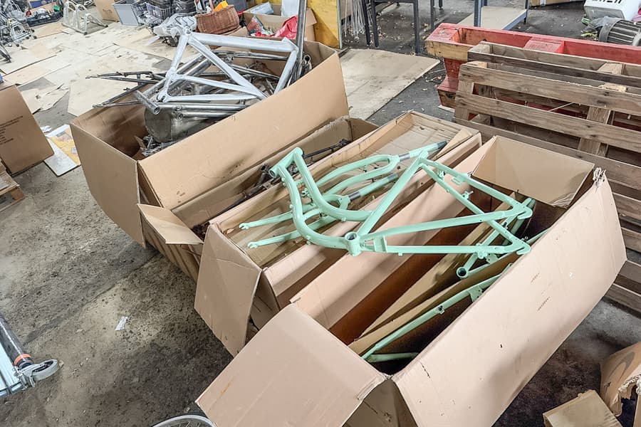 4 Kartons mit Fahrradrahmen