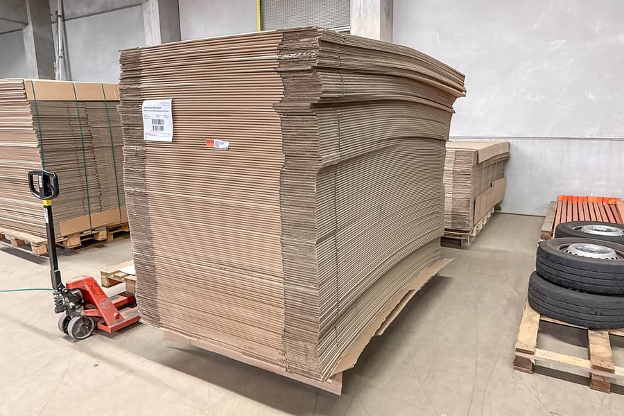 Palette mit Kartonagen