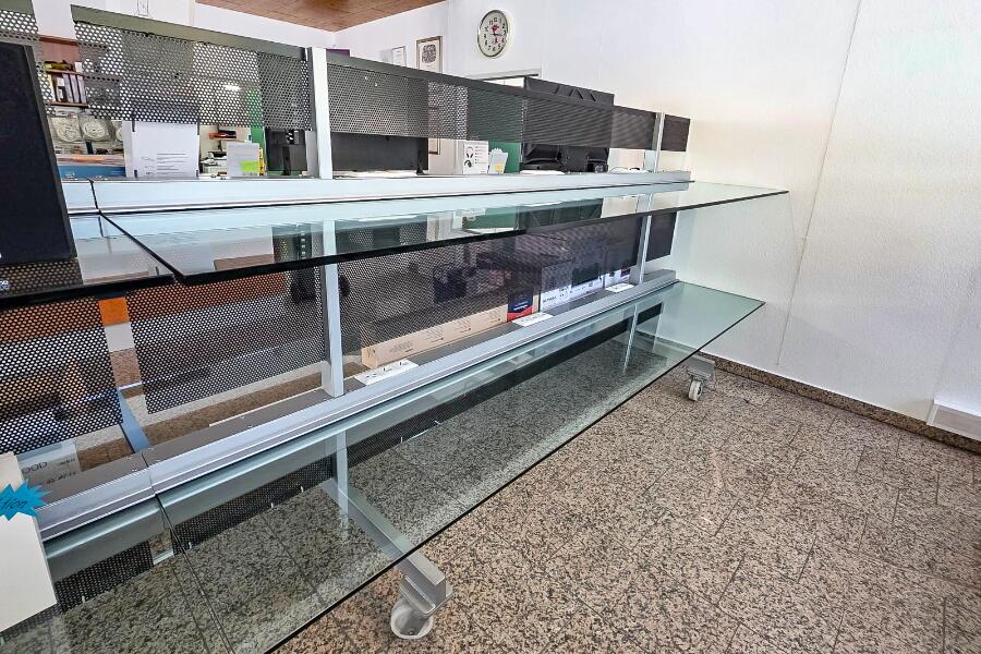 Massives Warenregal - fahrbar, beidseitig