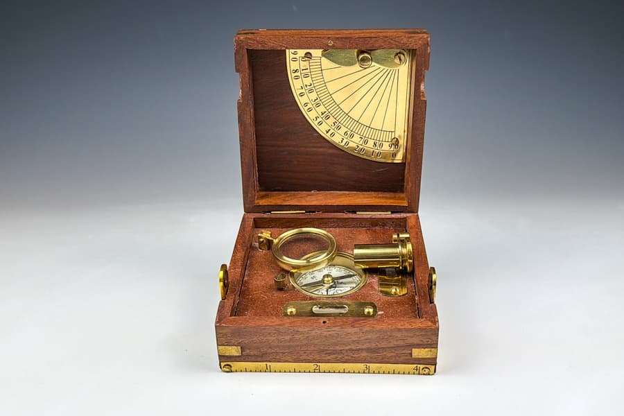 Nautischer Kompass in Holzkassette