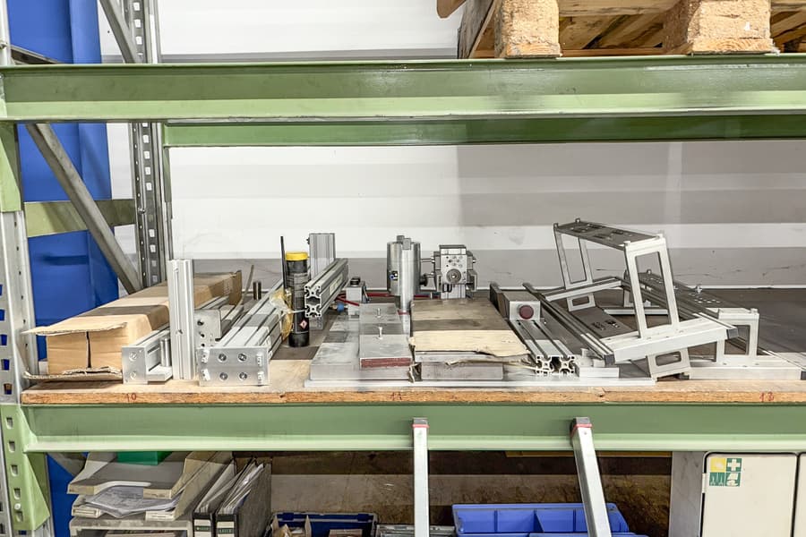 Regalebene mit diversem Inhalt