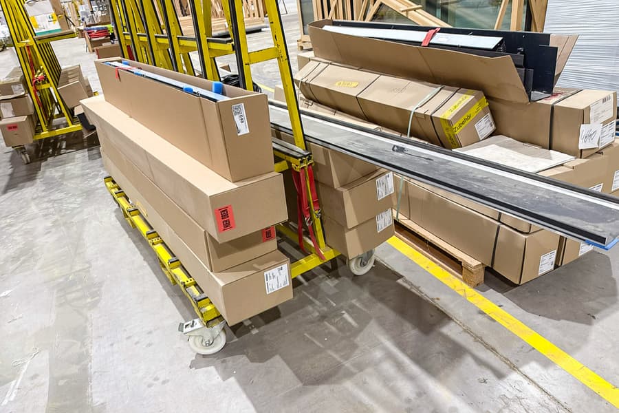 Transportwageninhalt: Fensterbaubedarf