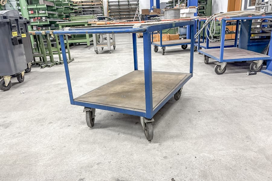 Rollwagen mit Inhalt: Sägen