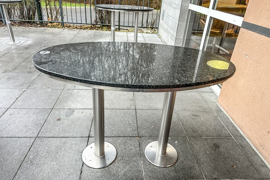 Bistrotisch mit Steinplatte, bodenverschraubt
