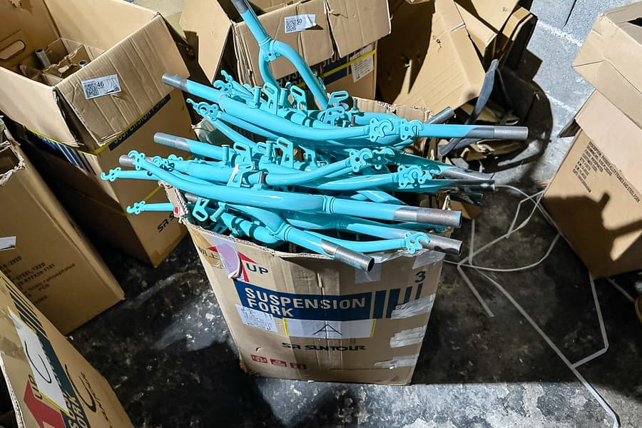 Karton mit Fahrradgabeln