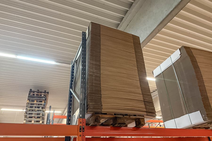 Palette mit Kartonagen