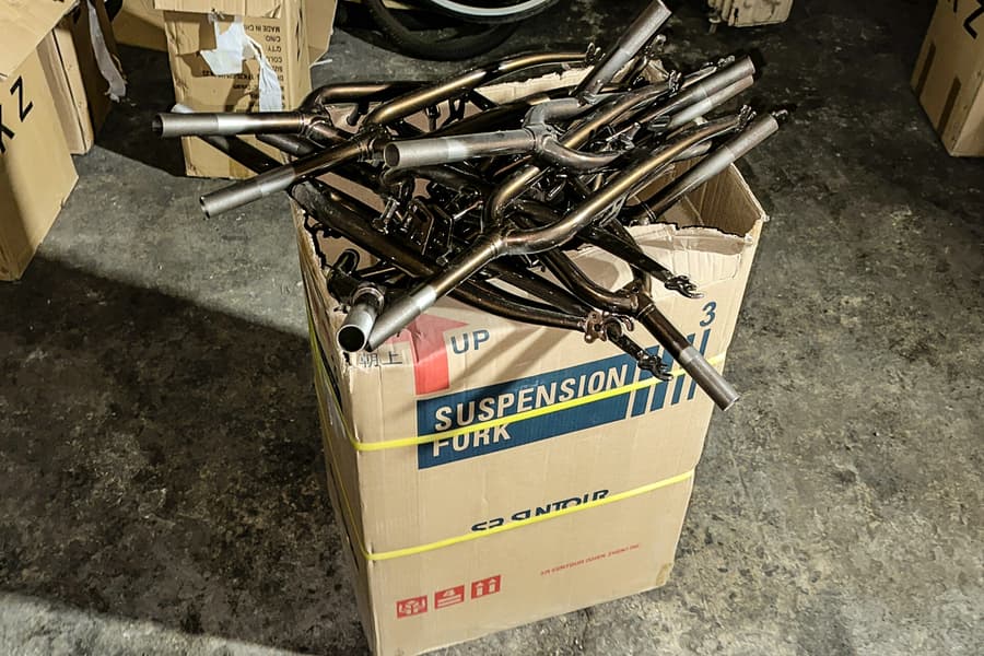 Karton mit Fahrradgabeln