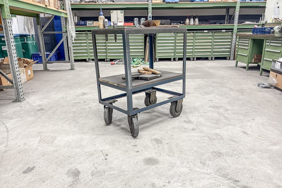 Rollwagen mit Inhalt