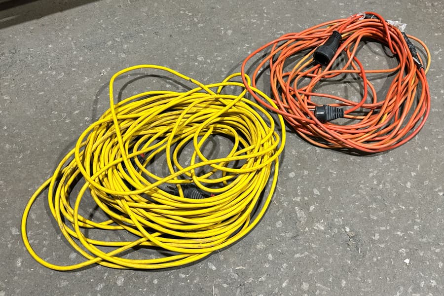 2 Verlängerungskabeln